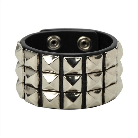 NWT Hot Topic 3 row pyramid stud bracelet - Picture 3 of 5